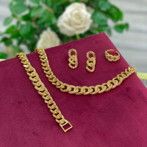 طقم نسائي مطابق للذهب