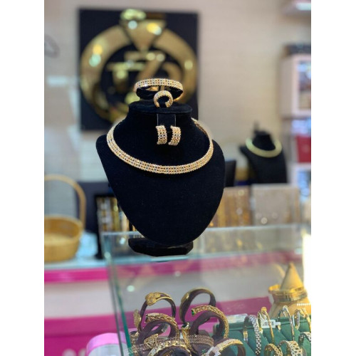 طقم نسائي