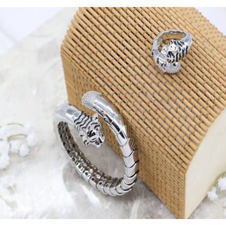  حديدة وخاتم نسائي