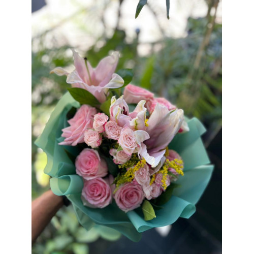 Natural rose bouquet